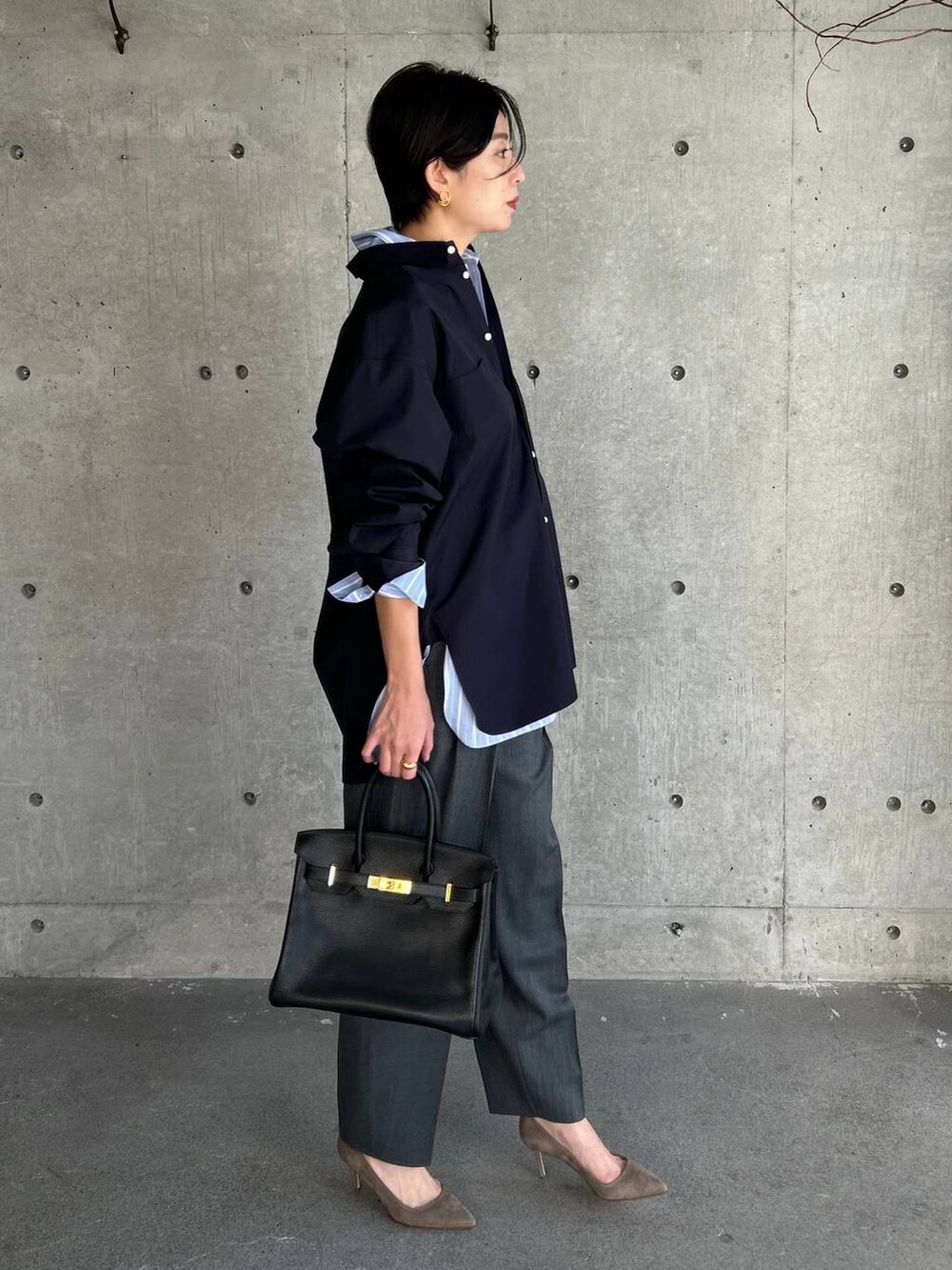 その他のシャツ/ブラウス、ブルー系のシャツ/ブラウス、グレー系のスラックスを着用したレディースの冬コーディネートの3枚目の写真