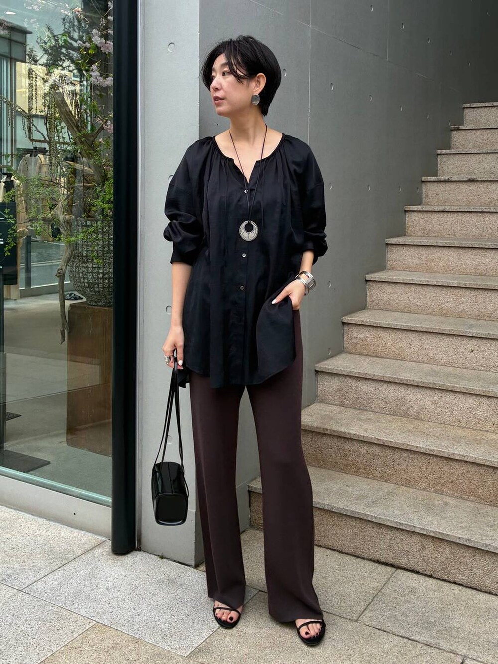 ブラック系のシャツ/ブラウス、ブラウン系のその他パンツを着用したレディースの春コーディネートの2枚目の写真