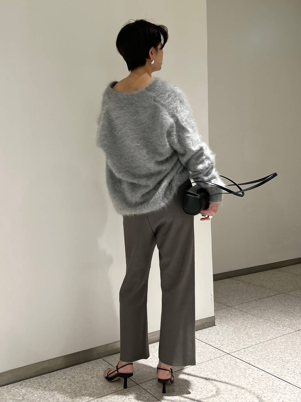 ブラウン系のスウェットパンツ、グレー系のカーディガン/ボレロを着用したレディースの夏コーディネートの4枚目の写真