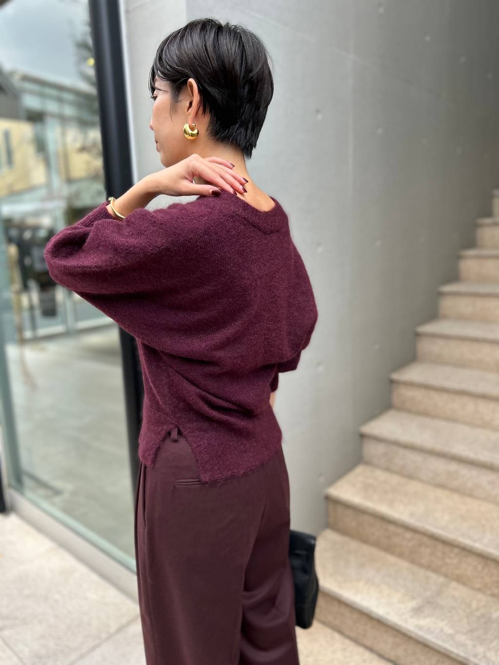 ブラック系のチューブトップ、ブラウン系のベルトを着用したレディースの秋コーディネートの6枚目の写真