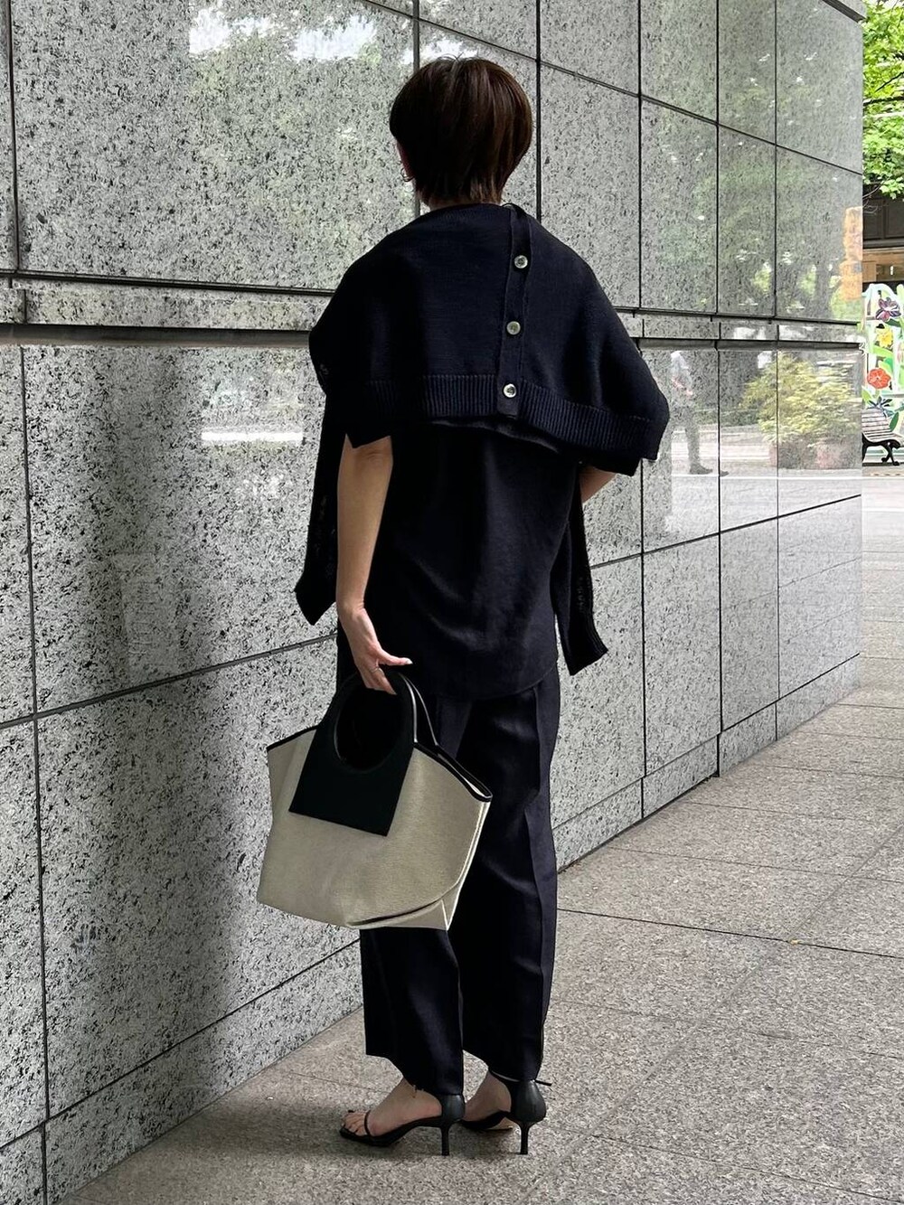 ブルー系のカーディガン/ボレロ、ブルー系のスラックス、ブルー系のシャツ/ブラウスを着用したレディースの春コーディネートの5枚目の写真