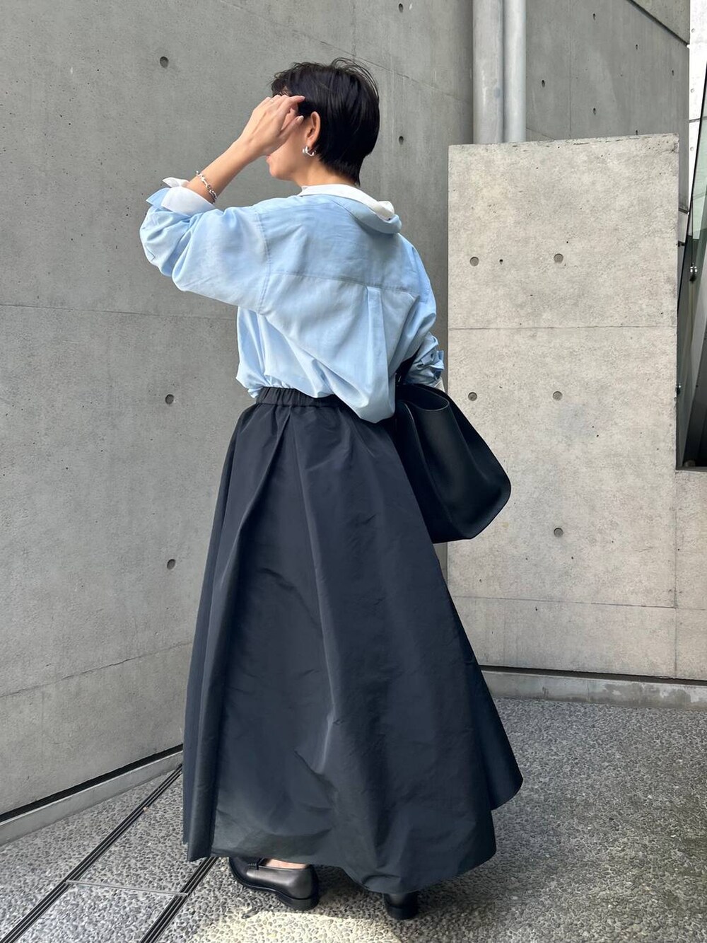 ホワイト系のシャツ/ブラウス、ブルー系のシャツ/ブラウスを着用したレディースの春コーディネートの3枚目の写真