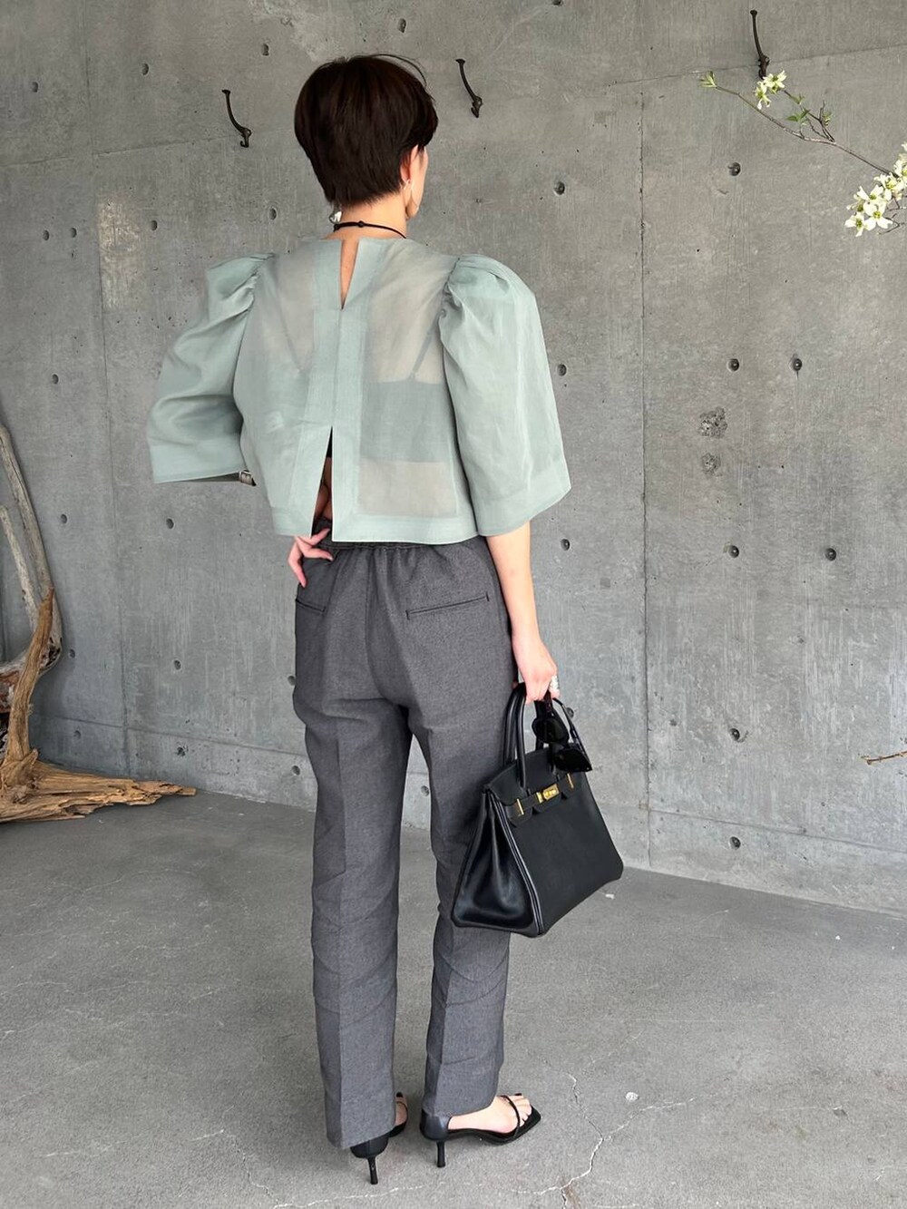 ブラック系のチューブトップ、ブラック系のその他パンツ、グリーン系のシャツ/ブラウスを着用したレディースの春コーディネートの6枚目の写真