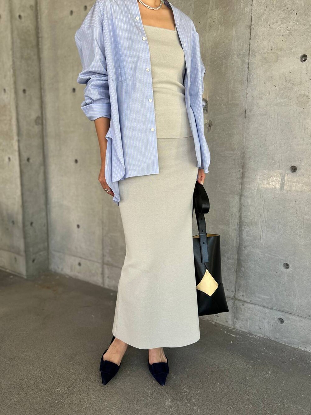 ブルー系のシャツ/ブラウス、グレー系のタンクトップ、グレー系のスカートを着用したレディースの夏コーディネートの7枚目の写真