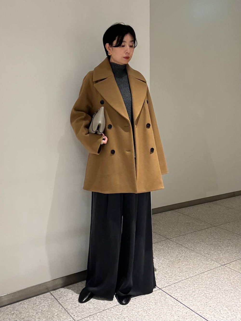 ブルー系のその他パンツ、ホワイト系のシャツ/ブラウス、イエロー系のピーコートを着用したレディースの秋コーディネートの5枚目の写真