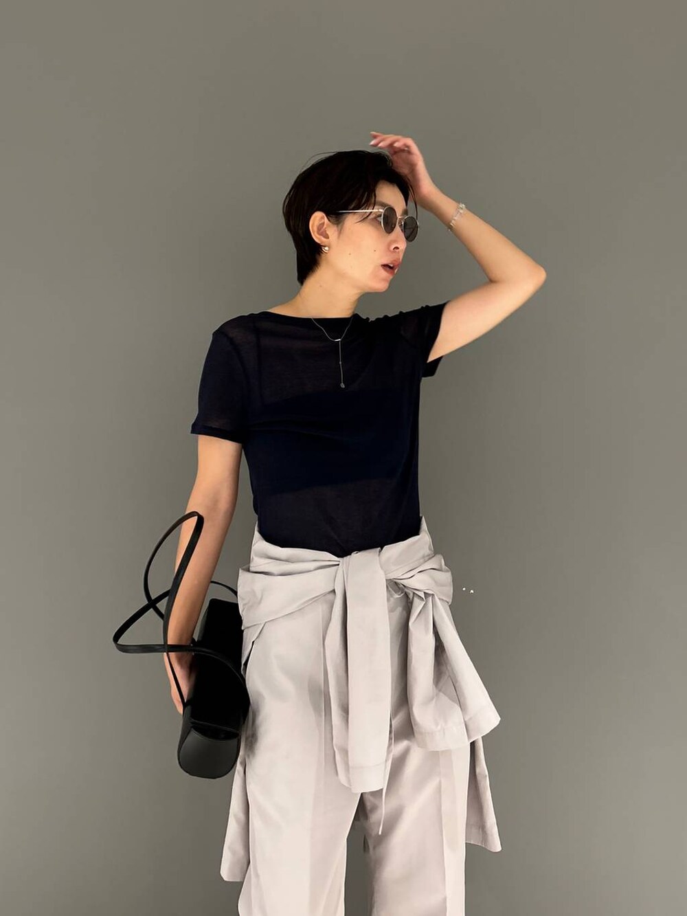 ブラック系のキャミソール、ブルー系のTシャツ/カットソー、ブラック系のタンクトップを着用したレディースの夏コーディネートの9枚目の写真