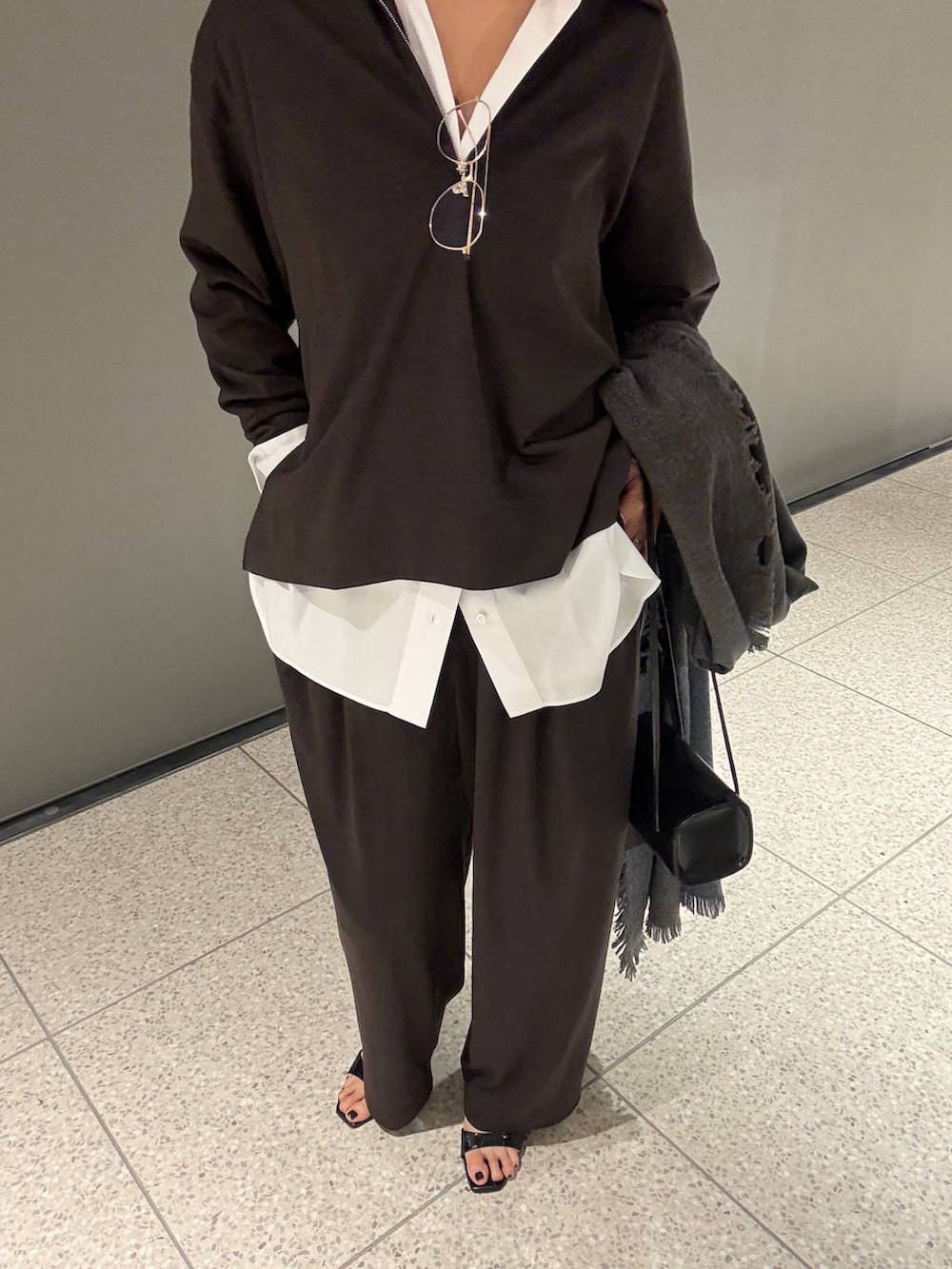 ブラウン系のその他パンツ、ブラウン系のTシャツ/カットソー、ホワイト系のシャツ/ブラウスを着用したレディースの秋コーディネートの5枚目の写真
