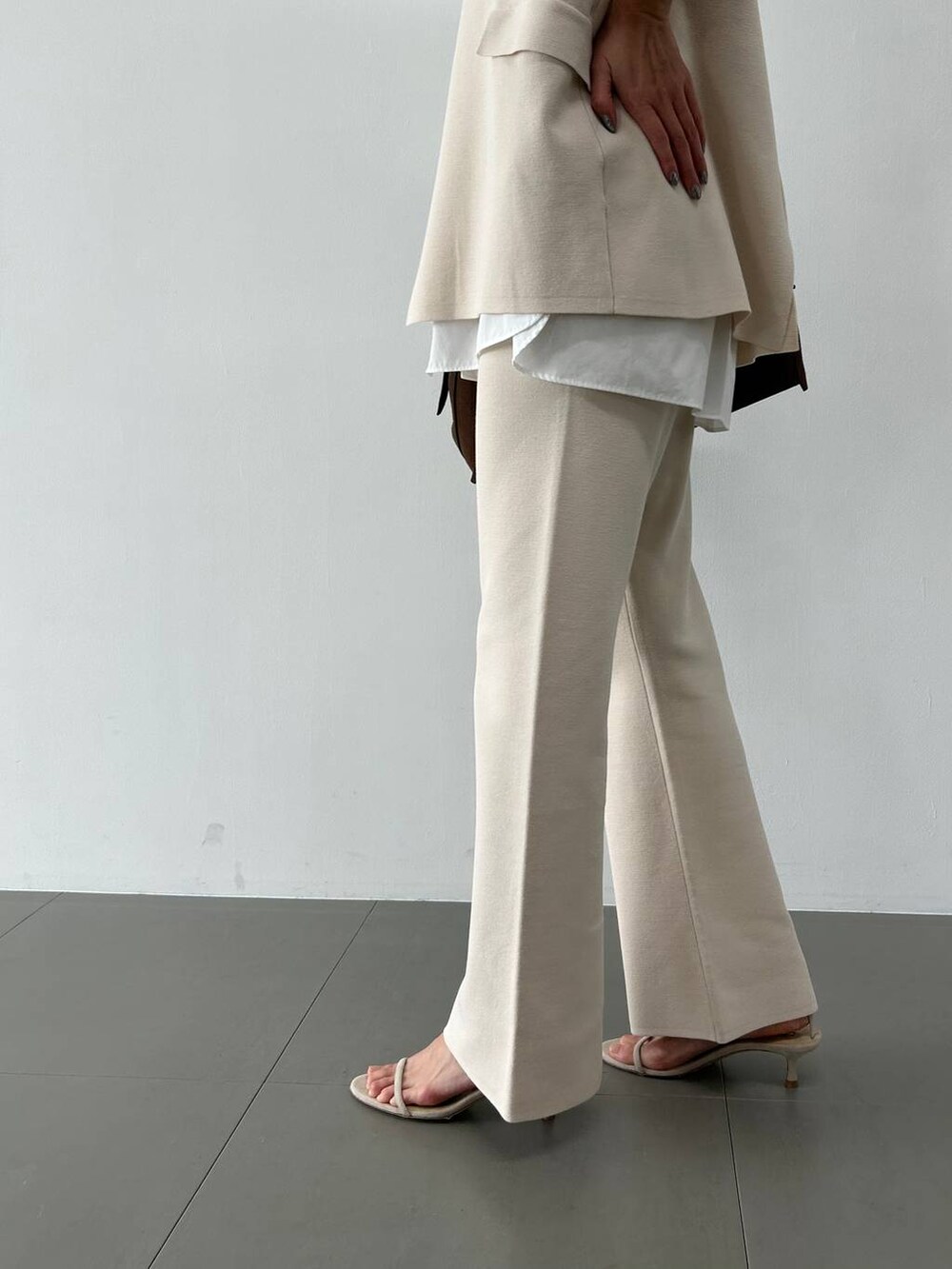 ホワイト系のシャツ/ブラウス、ベージュ系のベスト、ベージュ系のブルゾンを着用したレディースの冬コーディネートの9枚目の写真