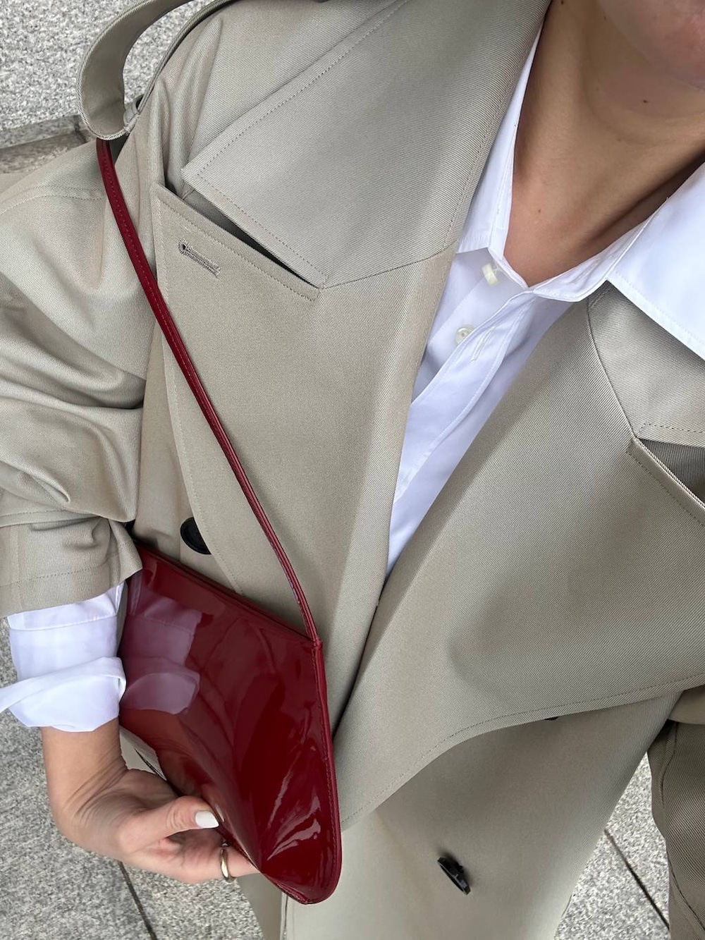 ホワイト系のシャツ/ブラウス、ベージュ系のトレンチコート、ベージュ系のその他パンツを着用したレディースの春コーディネートの9枚目の写真