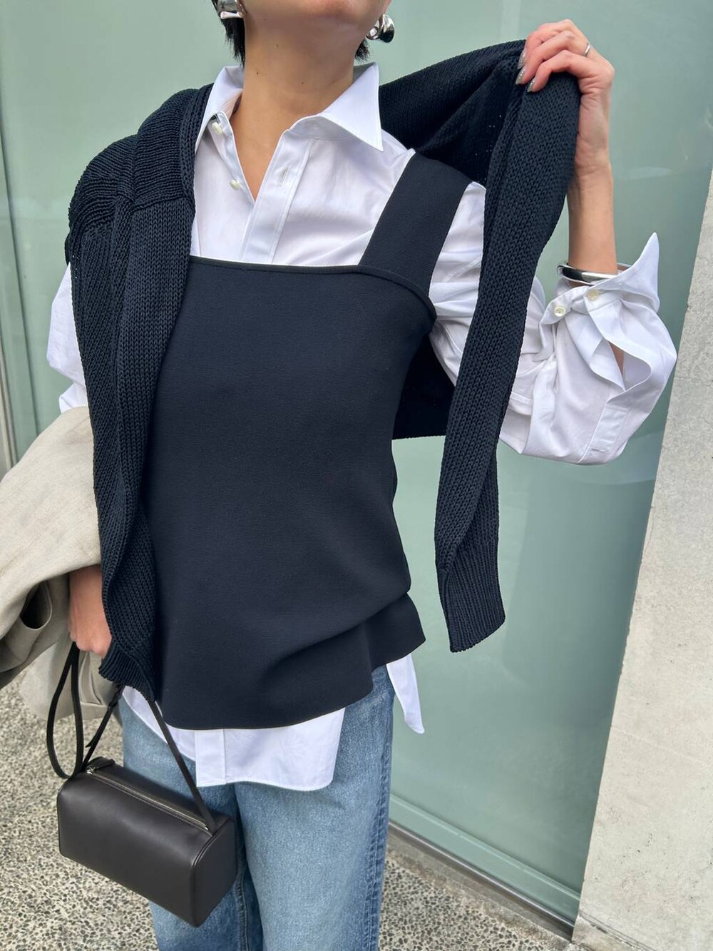 ホワイト系のシャツ/ブラウス、ブルー系のタンクトップ、ブルー系のデニムパンツを着用したレディースの冬コーディネートの8枚目の写真