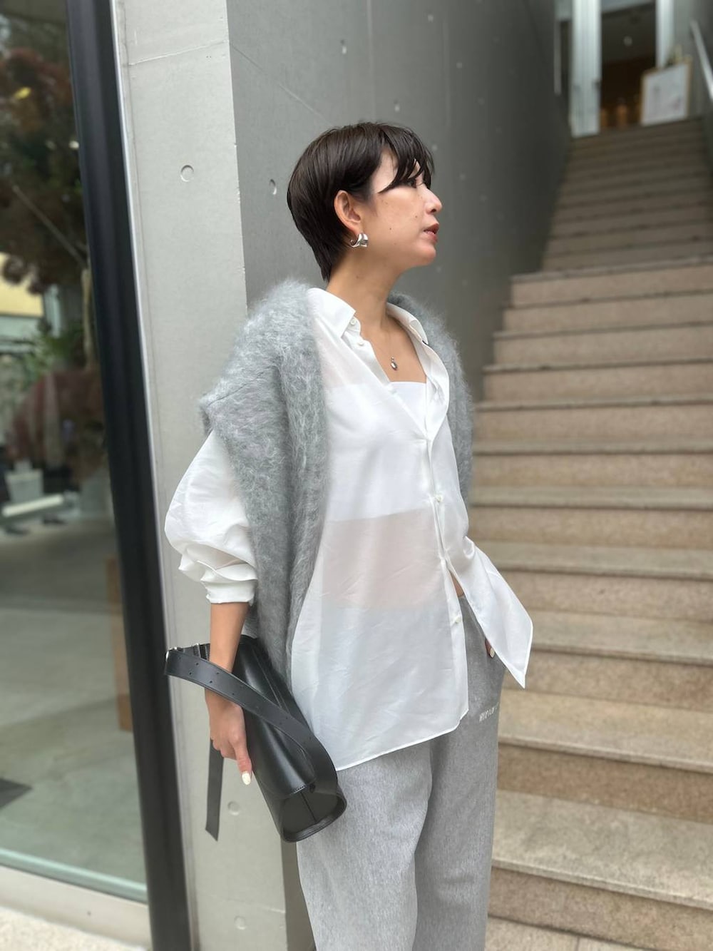 グレー系のスウェットパンツ、ホワイト系のチューブトップ、ホワイト系のTシャツ/カットソーを着用したレディースの夏コーディネートの5枚目の写真