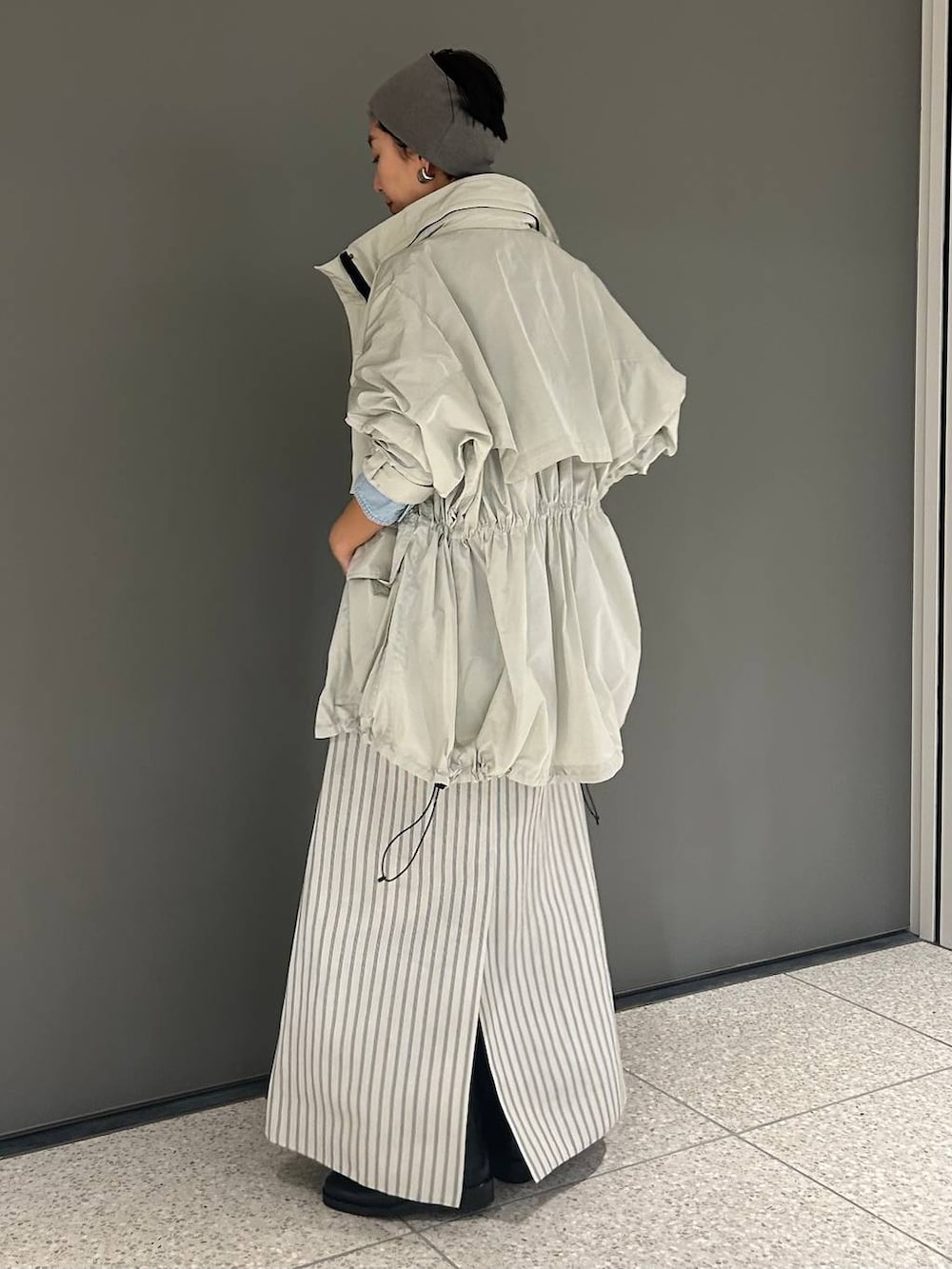 ブルー系のシャツ/ブラウス、ブルー系のニット/セーター、グレー系のブルゾンを着用したレディースの冬コーディネートの3枚目の写真