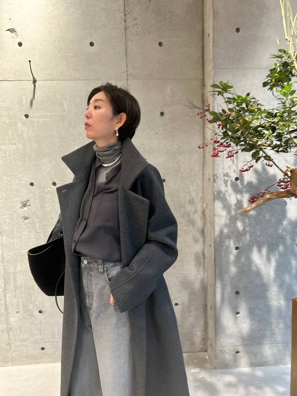 グレー系のその他アウター、グレー系のニット/セーター、グレー系のデニムパンツを着用したレディースの秋コーディネートの5枚目の写真