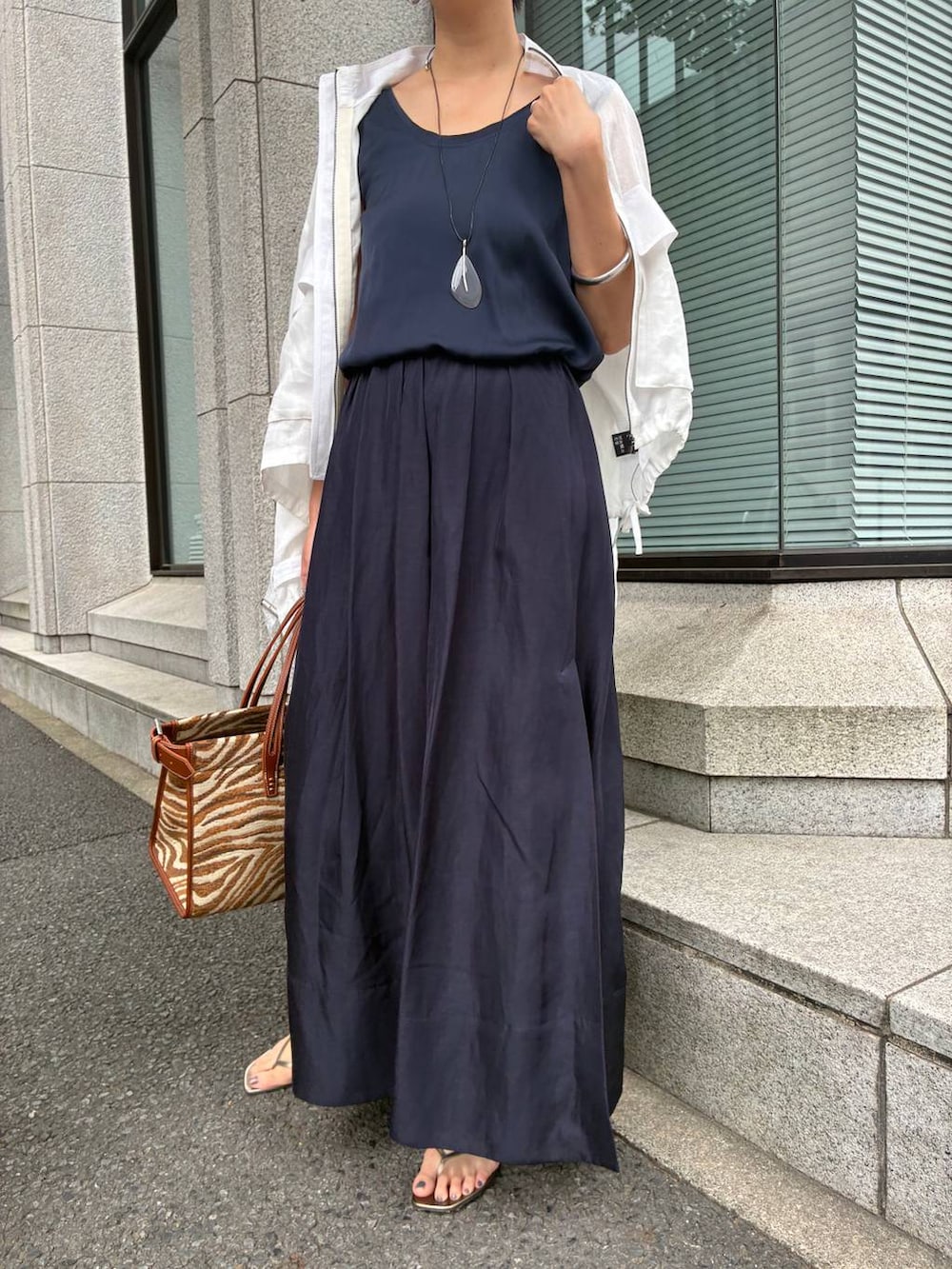 ブルー系のシャツ/ブラウス、ホワイト系のブルゾン、グリーン系のサンダルを着用したレディースの夏コーディネートの9枚目の写真