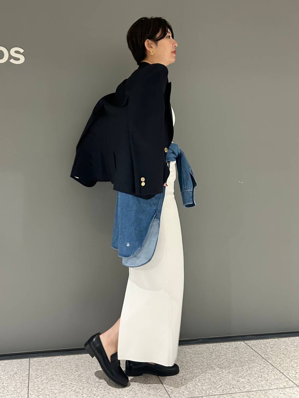 ブルー系のシャツ/ブラウス、ブルー系のその他アウター、ホワイト系のタンクトップを着用したレディースの夏コーディネートの2枚目の写真