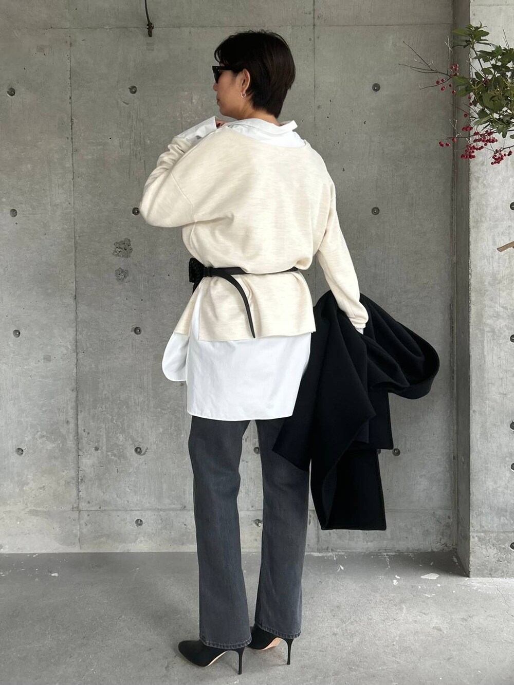 ブラック系のデニムパンツ、ホワイト系のシャツ/ブラウス、ブラック系のボディバッグ/ウエストポーチを着用したレディースの秋コーディネートの4枚目の写真