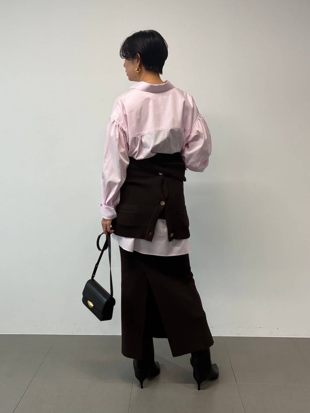 ブラウン系のカーディガン/ボレロ、ピンク系のシャツ/ブラウス、ブラウン系のスカートを着用したレディースの夏コーディネートの4枚目の写真