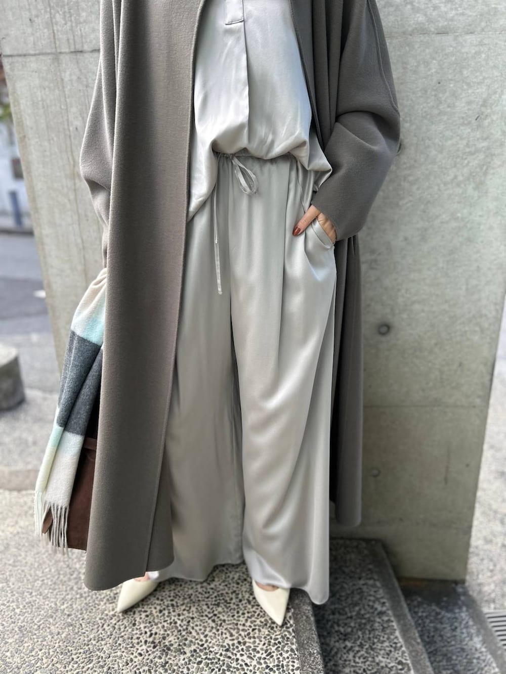 グレー系のその他パンツ、グレー系のニット/セーター、ブラウン系のノーカラーコートを着用したレディースの秋コーディネートの7枚目の写真