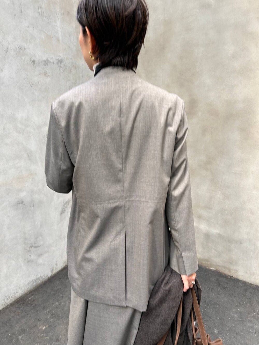 ホワイト系のその他トップス、ブラック系のニット/セーター、ベージュ系のノーカラージャケットを着用したレディースの冬コーディネートの6枚目の写真