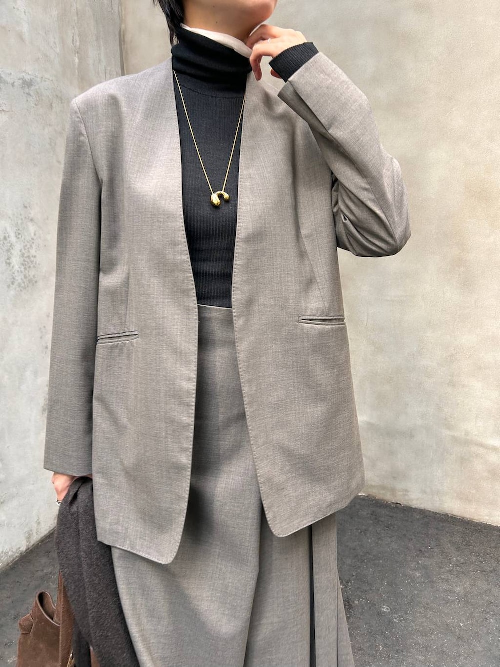 ホワイト系のその他トップス、ブラック系のニット/セーター、ベージュ系のノーカラージャケットを着用したレディースの冬コーディネートの5枚目の写真