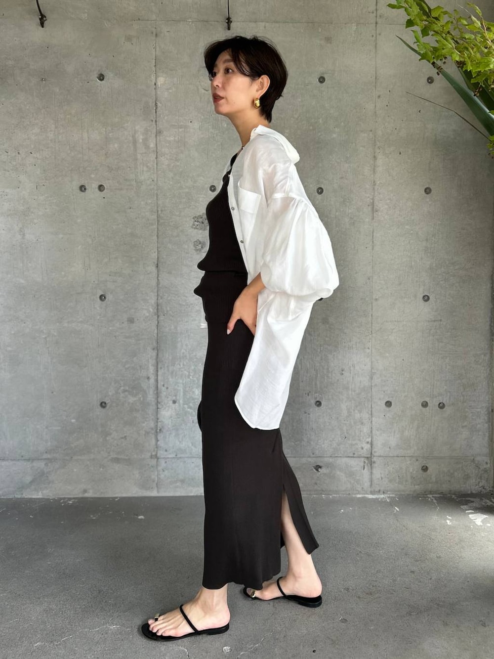 ブラウン系のタンクトップ、ブラウン系のスカート、ベージュ系のシャツ/ブラウスを着用したレディースの夏コーディネートの3枚目の写真