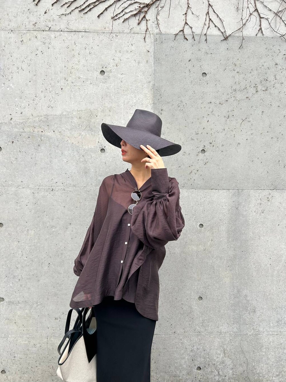 ブラウン系のシャツ/ブラウス、ブラック系のスカートを着用したレディースの春コーディネートの4枚目の写真