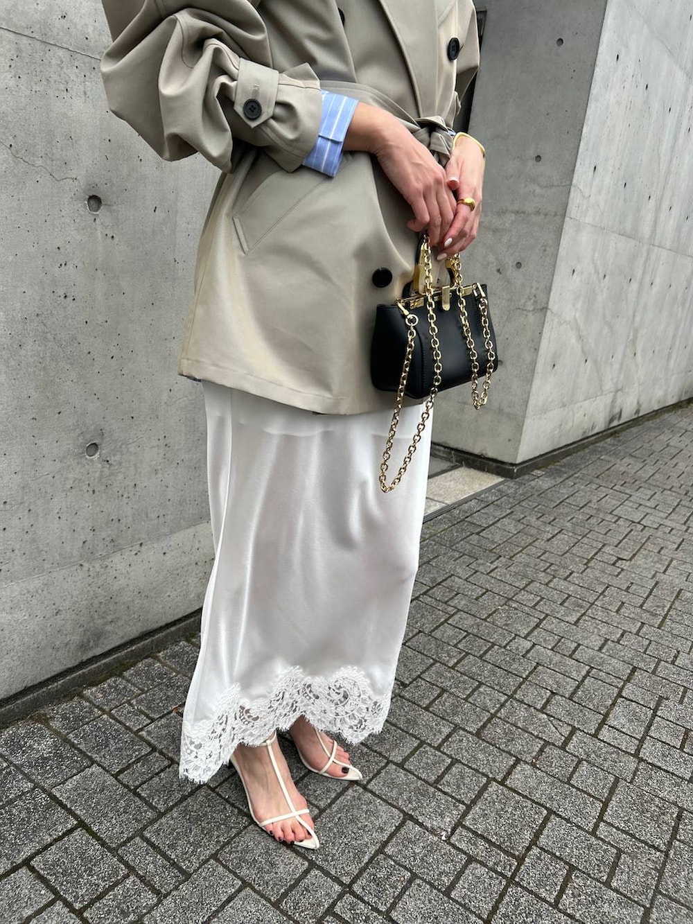 その他のシャツ/ブラウス、ベージュ系のトレンチコートを着用したレディースの冬コーディネートの7枚目の写真