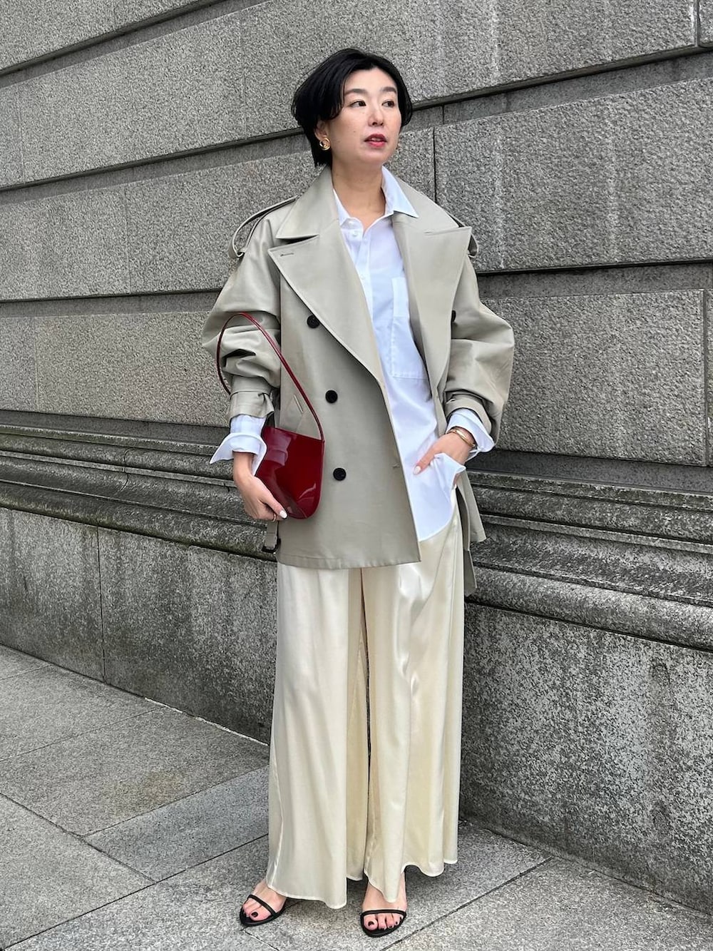 ホワイト系のシャツ/ブラウス、ベージュ系のトレンチコート、ベージュ系のその他パンツを着用したレディースの春コーディネートの4枚目の写真