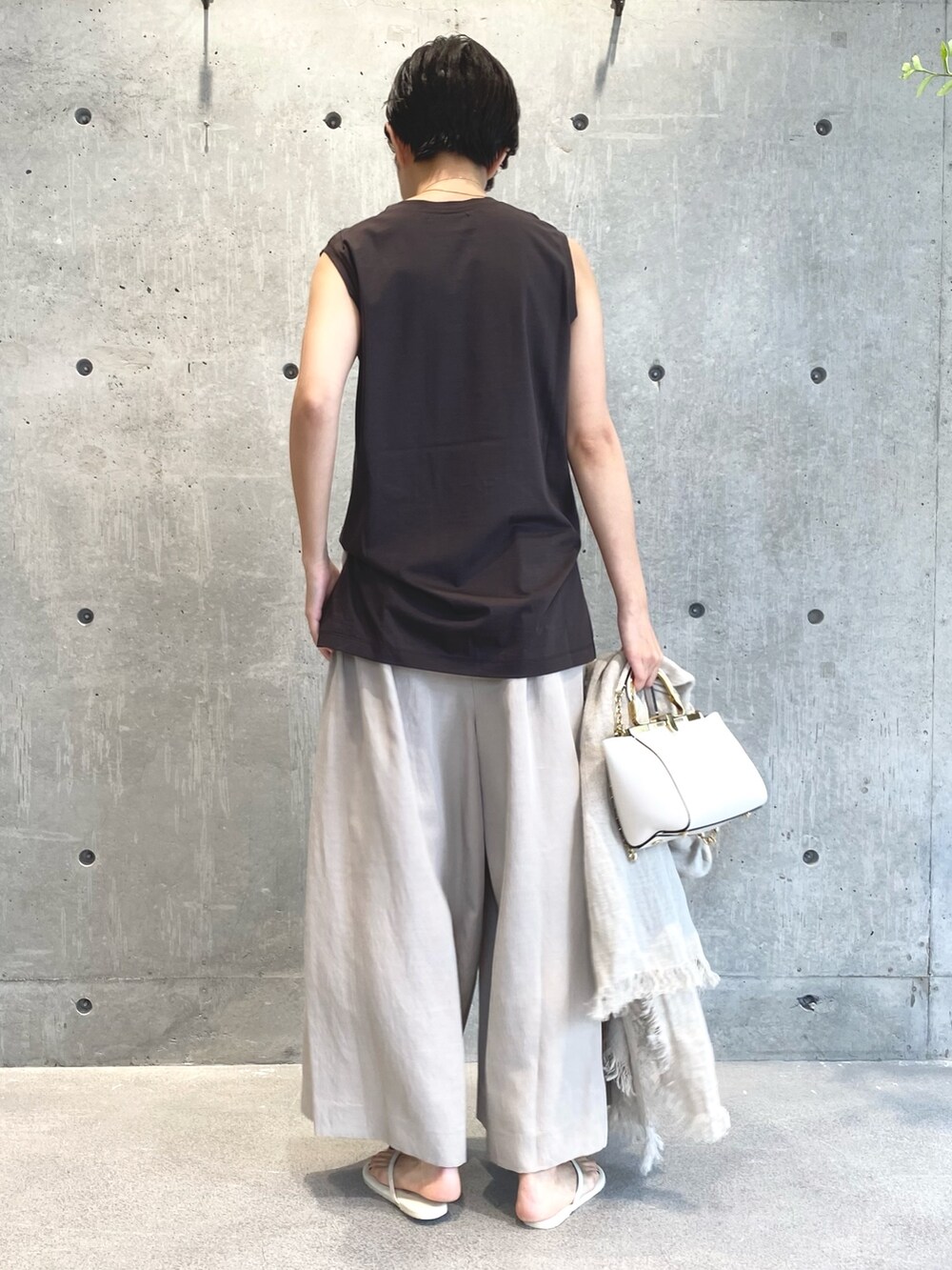 ブラウン系のTシャツ/カットソー、ベージュ系のその他パンツ、ホワイト系のサンダルを着用したレディースの夏コーディネートの3枚目の写真