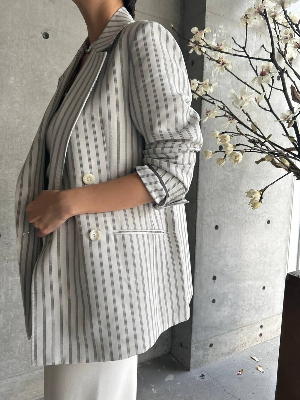 ホワイト系のその他パンツ、ホワイト系のタンクトップ、ベージュ系のサンダルを着用したレディースの冬コーディネートの4枚目の写真