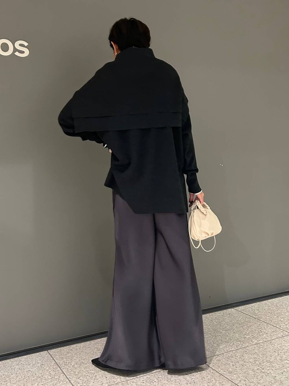 ブラック系のその他トップス、グレー系のニット/セーター、グレー系のニット/セーターを着用したレディースの秋コーディネートの3枚目の写真