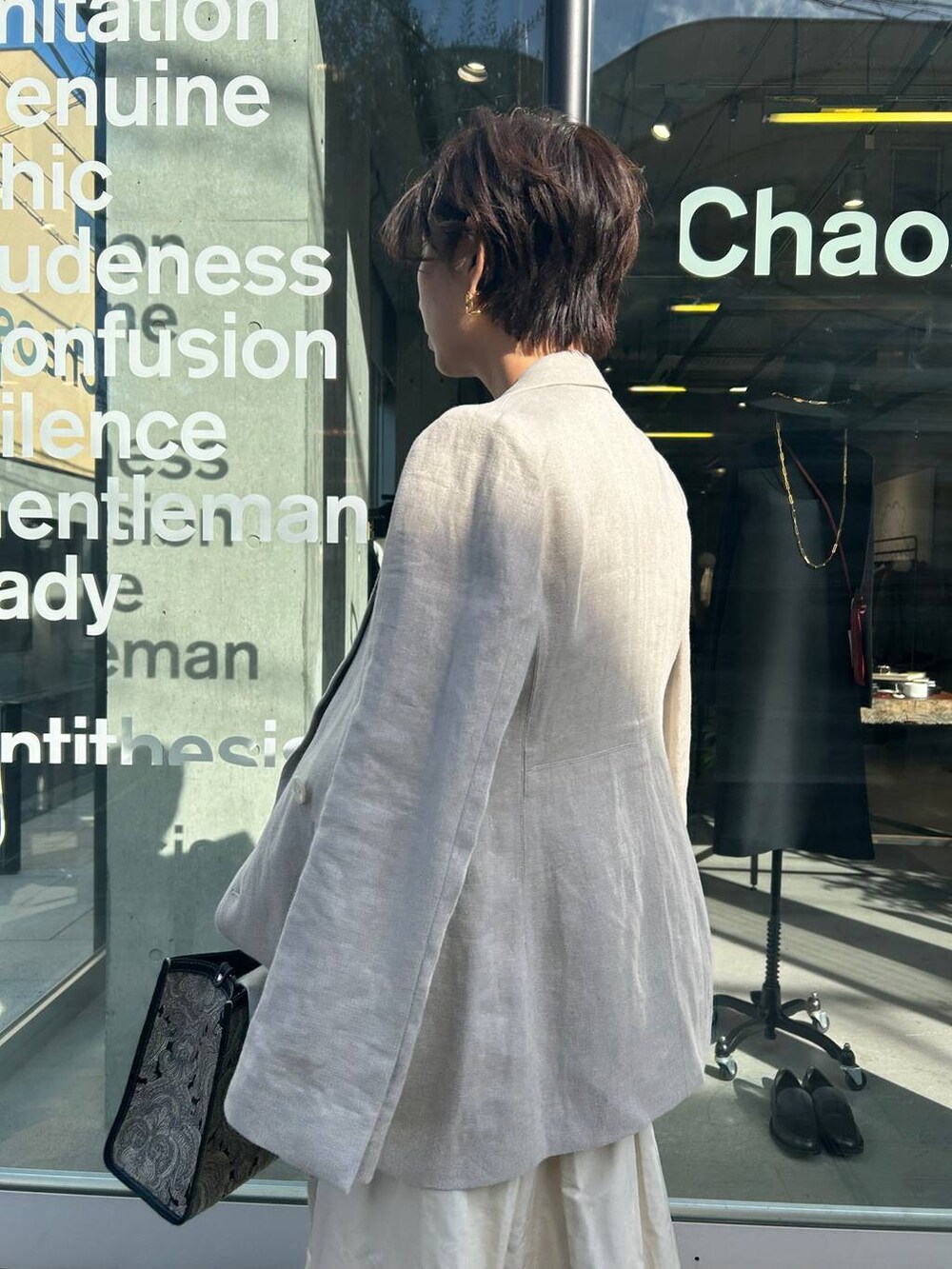 ホワイト系のその他トップス、ホワイト系のベスト、ベージュ系のテーラードジャケットを着用したレディースの冬コーディネートの7枚目の写真