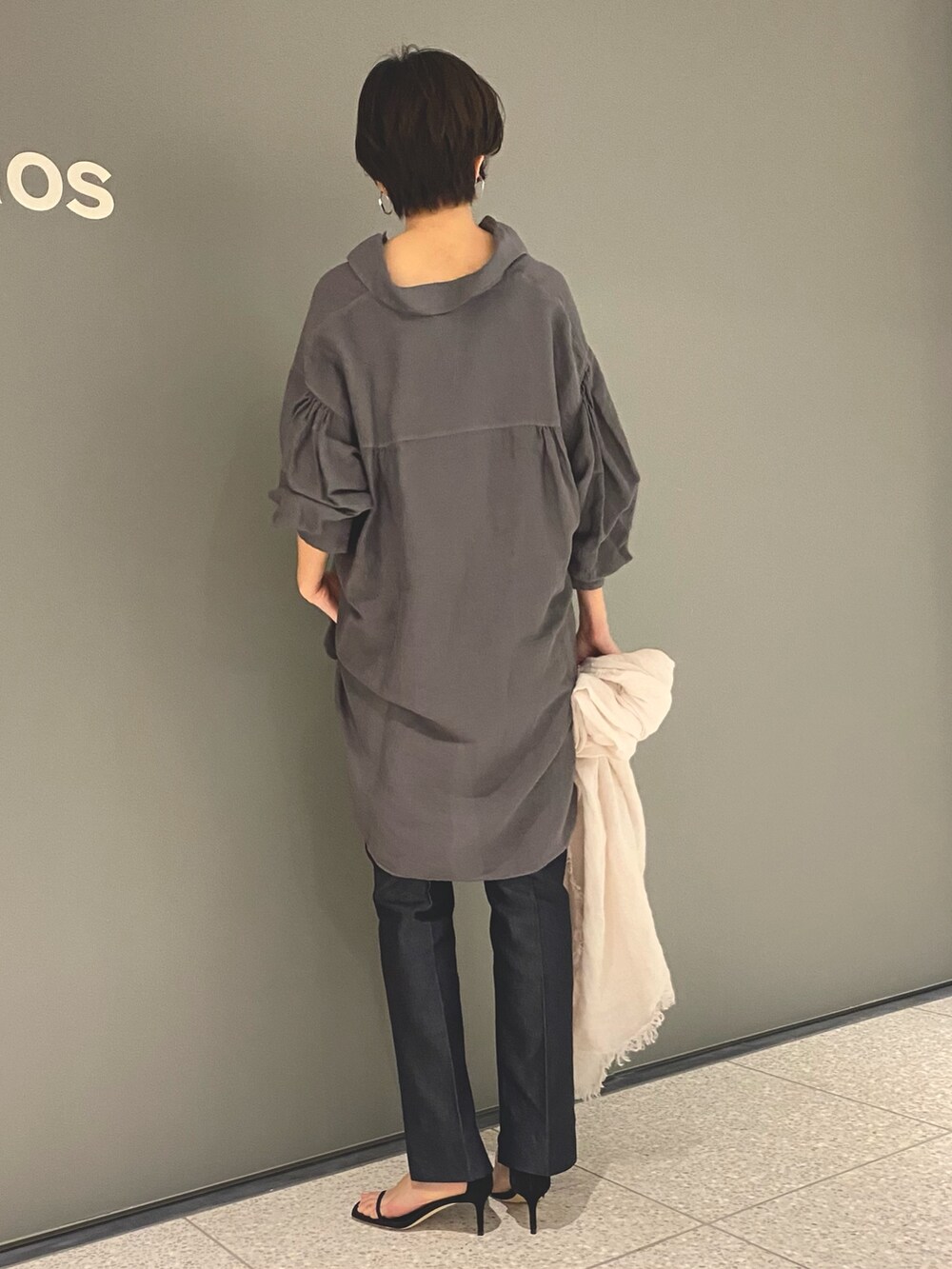 グレー系のシャツ/ブラウス、ブルー系のデニムパンツ、ブラック系のサンダルを着用したレディースの春コーディネートの4枚目の写真