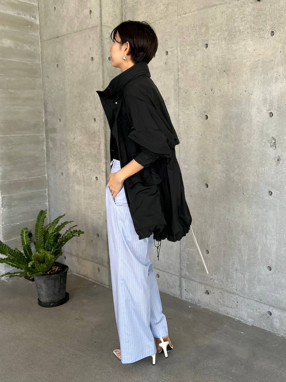 ブラック系のタンクトップ、ブルー系のその他パンツ、ブラック系のブルゾンを着用したレディースの夏コーディネートの3枚目の写真