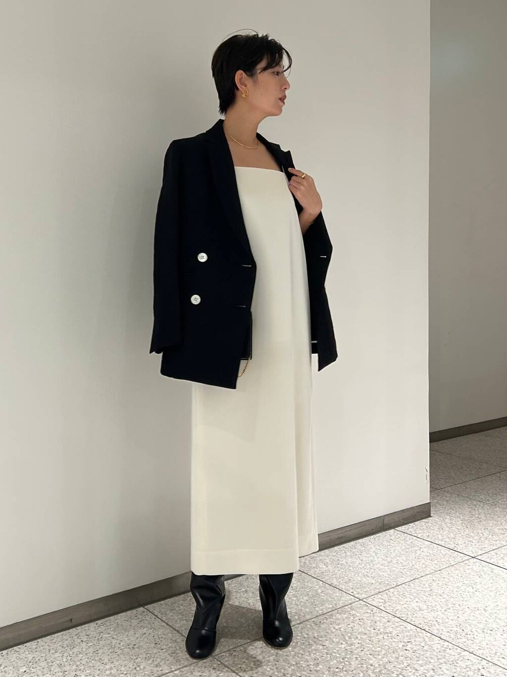 ブラック系のテーラードジャケットを着用したレディースの秋コーディネートの4枚目の写真