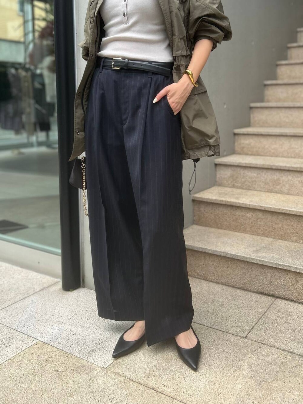 グレー系のTシャツ/カットソー、グリーン系のブルゾン、ブルー系のスラックスを着用したレディースの夏コーディネートの9枚目の写真