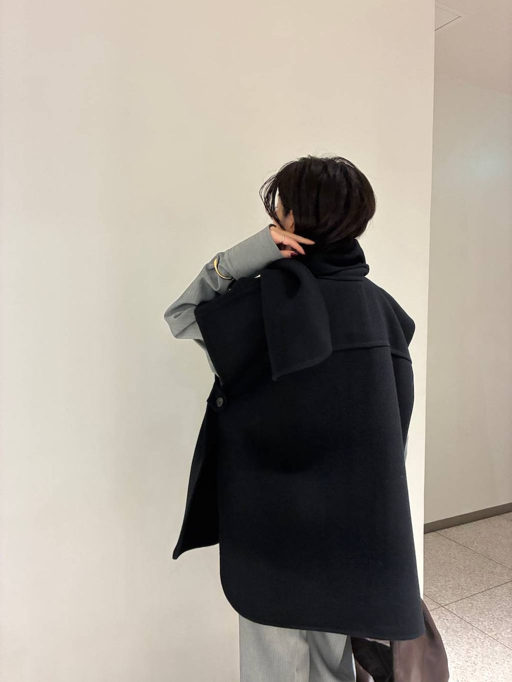グレー系のスラックス、グレー系のシャツ/ブラウス、ブラウン系のベルトを着用したレディースの秋コーディネートの6枚目の写真