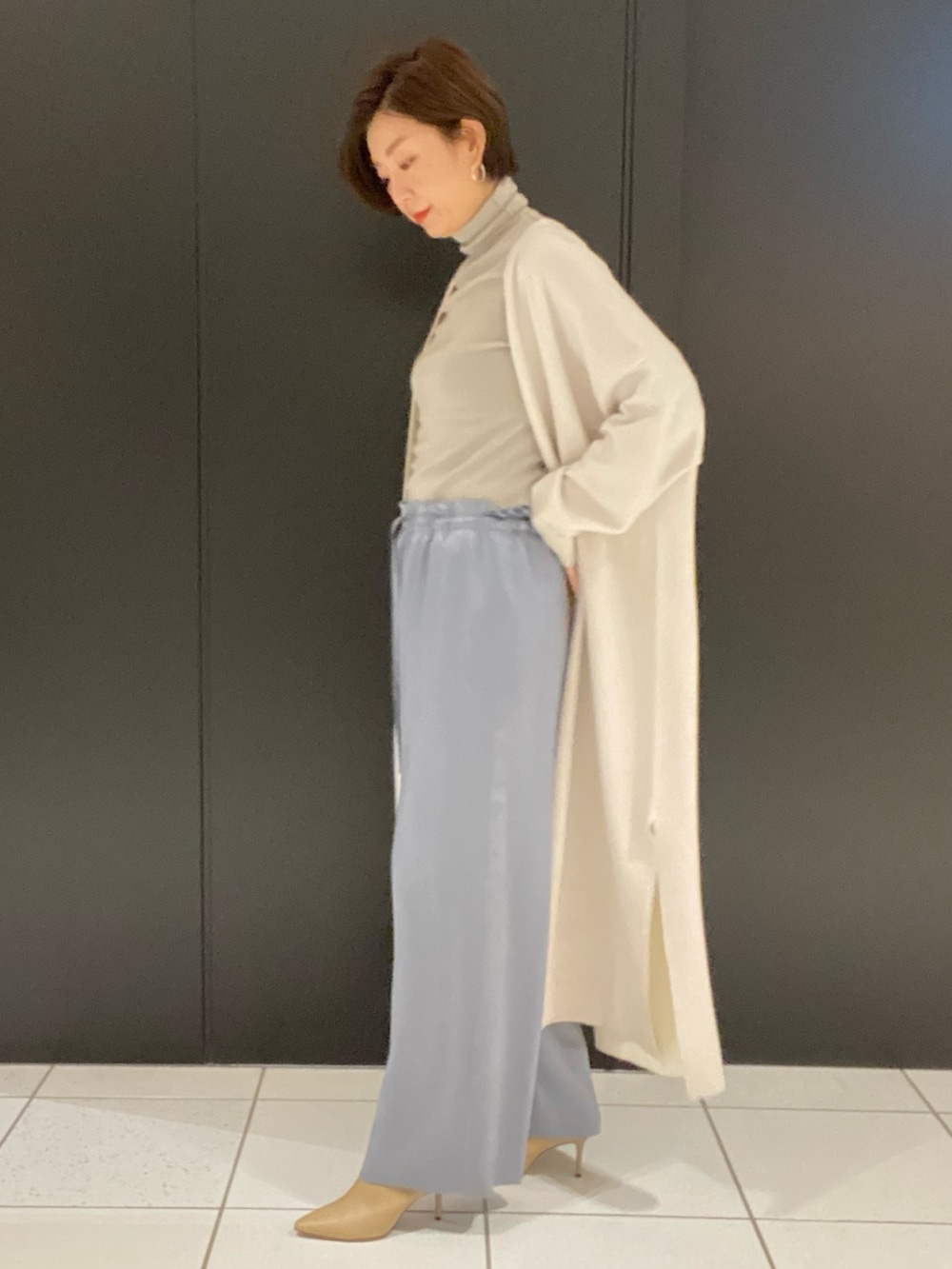 ホワイト系のカーディガン/ボレロ、ベージュ系のニット/セーター、ブルー系のその他パンツを着用したレディースの秋コーディネートの2枚目の写真