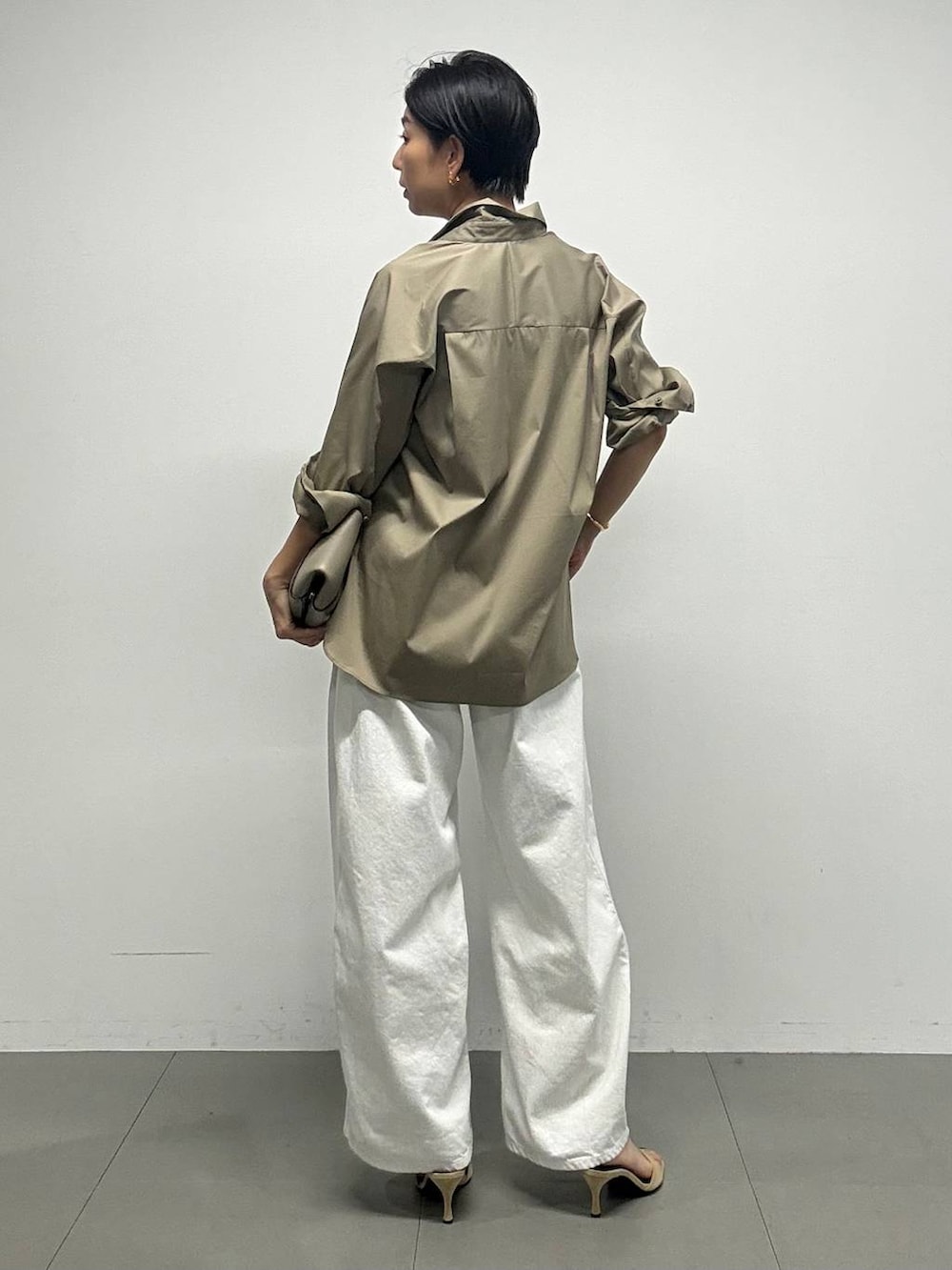 ホワイト系のデニムパンツ、ホワイト系のその他トップス、ブラウン系のベルトを着用したレディースの夏コーディネートの4枚目の写真