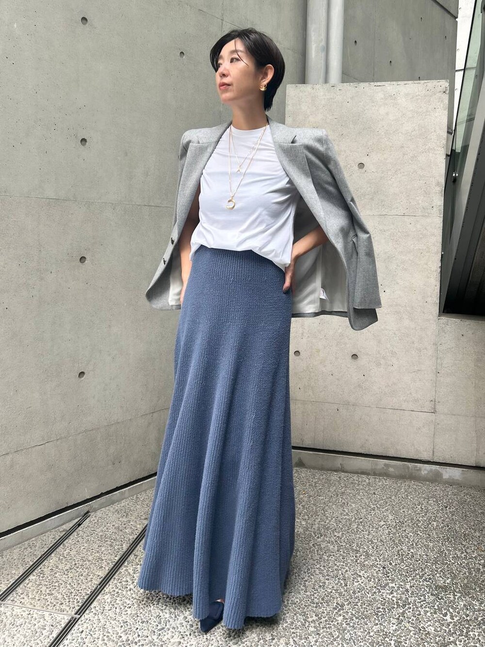 ブラック系のキャミソール、ホワイト系のTシャツ/カットソー、ブルー系のスカートを着用したレディースの秋コーディネートの4枚目の写真