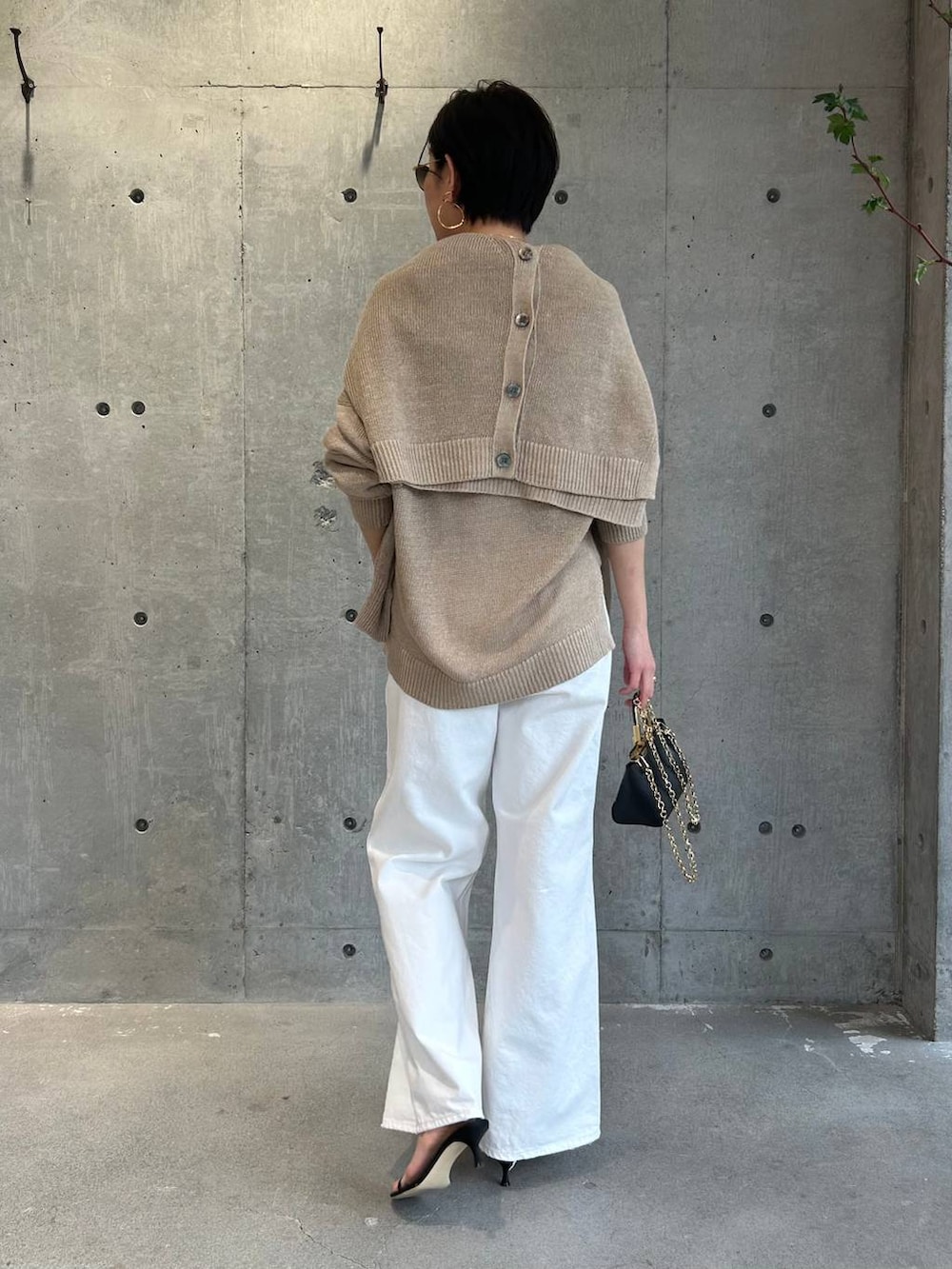 ホワイト系のその他トップス、ベージュ系のニット/セーター、ベージュ系のカーディガン/ボレロを着用したレディースの春コーディネートの4枚目の写真