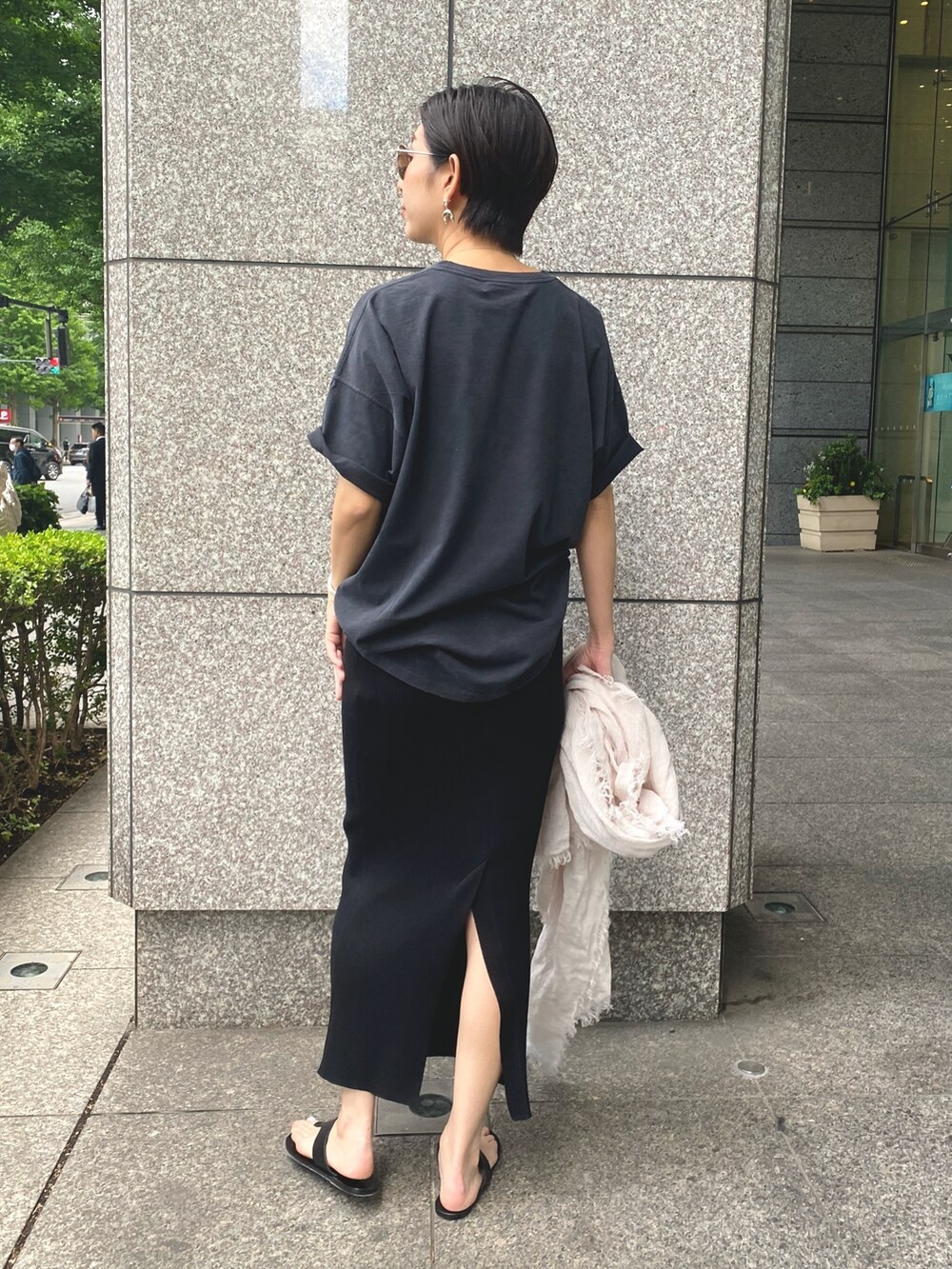 ブラック系のTシャツ/カットソー、ブラック系のスカート、ベージュ系のストール/ショールを着用したレディースの春コーディネートの3枚目の写真