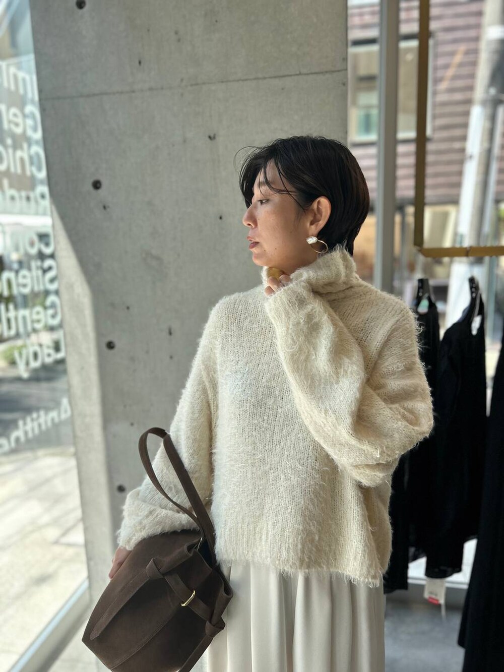 ホワイト系のニット/セーター、ホワイト系のその他パンツ、ブラウン系のピーコートを着用したレディースの秋コーディネートの6枚目の写真