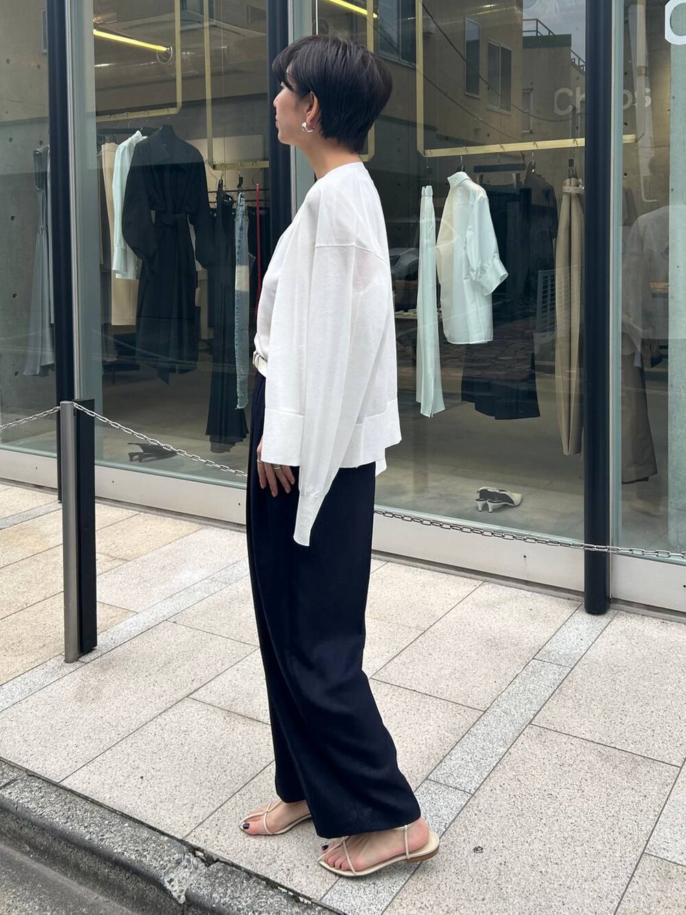 ホワイト系のチューブトップ、ホワイト系のカーディガン/ボレロ、ホワイト系のカーディガン/ボレロを着用したレディースの春コーディネートの3枚目の写真