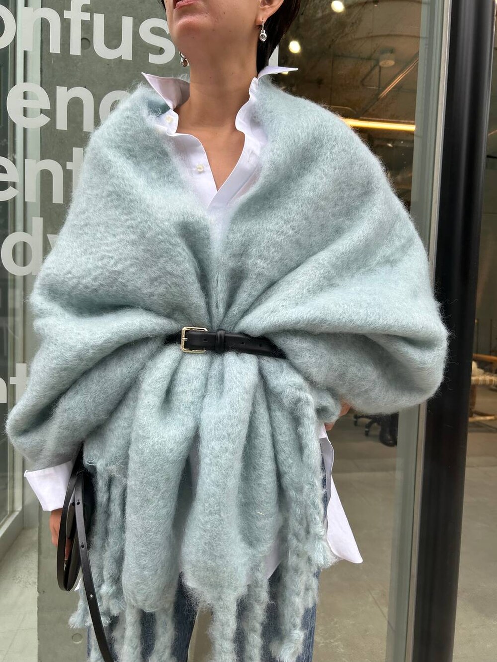 ブルー系のデニムパンツ、ホワイト系のシャツ/ブラウス、ブルー系のマフラーを着用したレディースの秋コーディネートの5枚目の写真