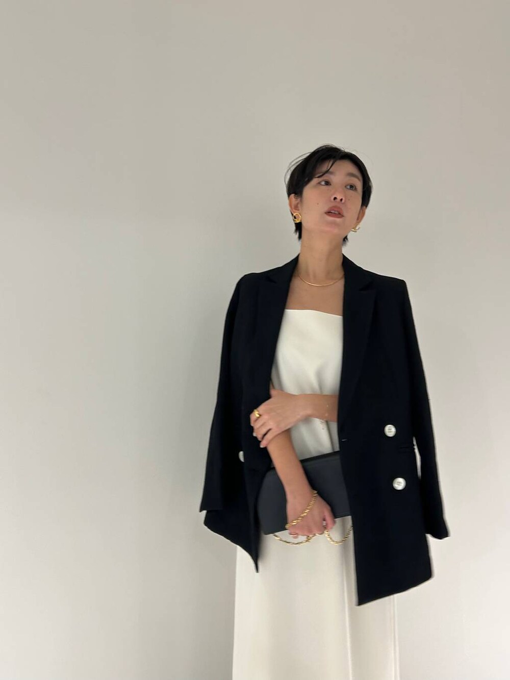 ブラック系のテーラードジャケットを着用したレディースの秋コーディネートの8枚目の写真