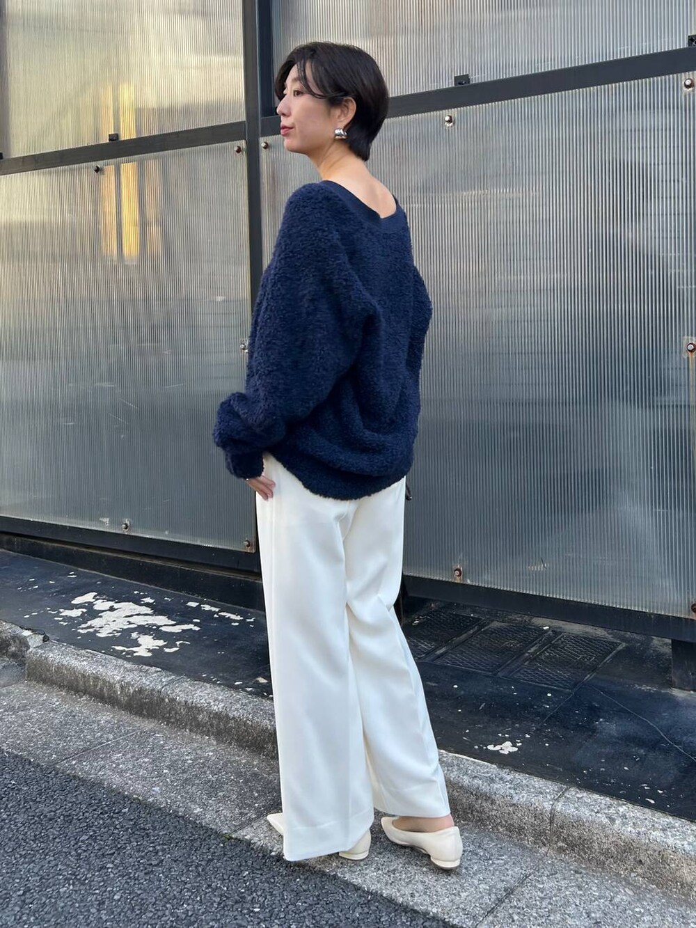 ブルー系のカーディガン/ボレロ、グレー系のノーカラーコート、ホワイト系のスラックスを着用したレディースの冬コーディネートの6枚目の写真