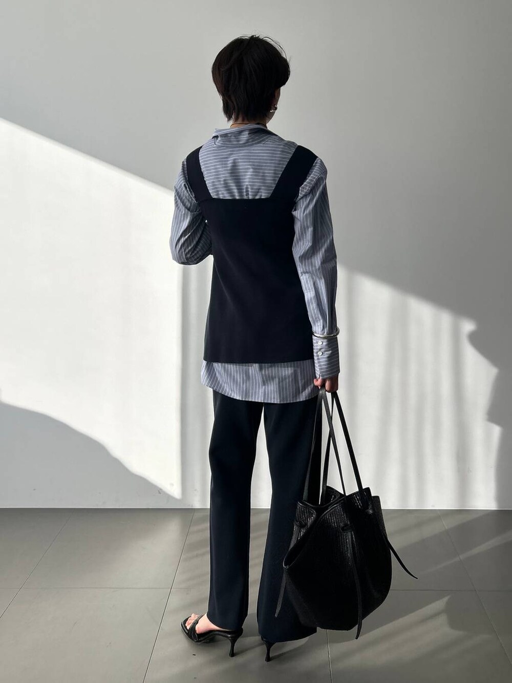 ブルー系のシャツ/ブラウス、ブルー系のその他パンツ、グレー系のナイロンジャケットを着用したレディースの冬コーディネートの7枚目の写真