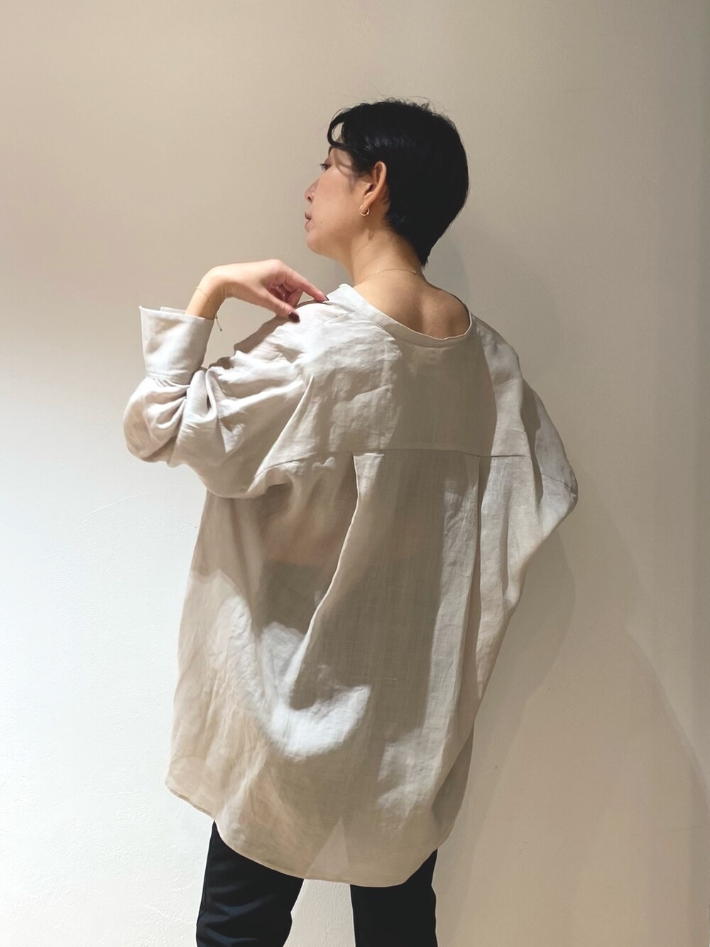 ベージュ系のシャツ/ブラウス、ブラウン系のチューブトップ、ブラック系のバッグを着用したレディースの春コーディネートの5枚目の写真