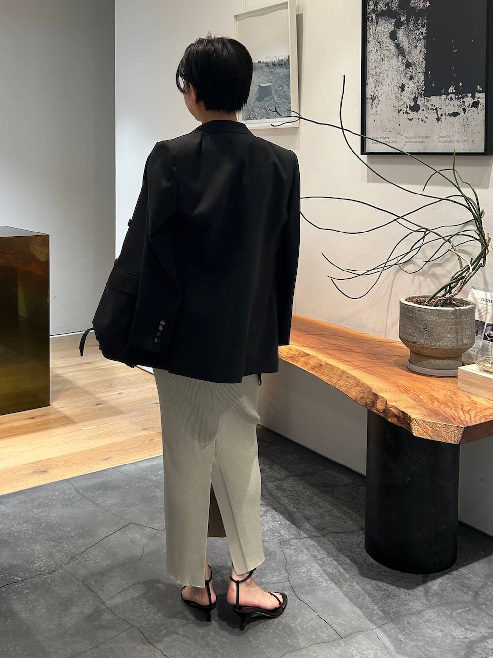 グレー系のタンクトップ、ブラック系のブルゾン、グレー系のスカートを着用したレディースの春コーディネートの8枚目の写真